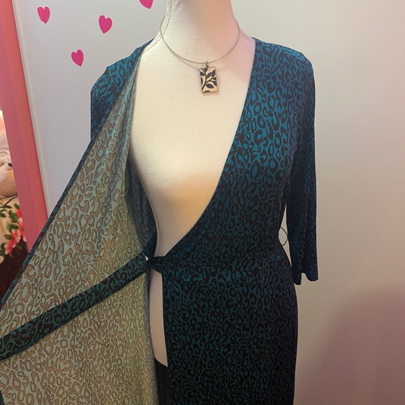 EUC Simone Cheetah Leopard Print Tea Blue Wrap Dress - Picture 2 of 5